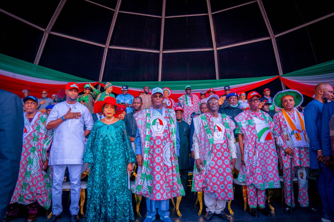 am_BinHamzat's tweet photo. Atiku is forever ready to make Nigeria great again. His economy plan is spontaneous, he's committed to secure every square meter of this country, he's specific to UNIFY Nigeria, a proper solution to educational problems and determine to devolution of power. #RecoverNigeria #USEED https://t.co/oyJhPvplK3