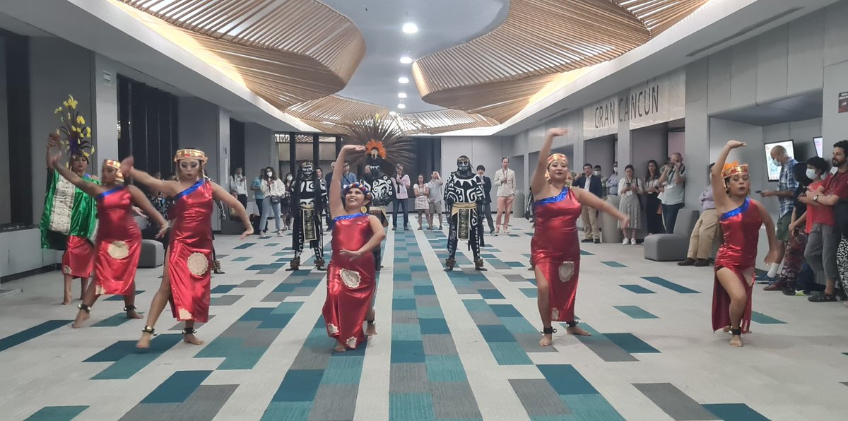 csayantani9's tweet photo. Made it to Cancun! 🥳 
Day 1 of #HUPO2022 done well! Grand opening ceremony, awesome award talks and getting to chair the first mentoring session on "Art of Job Hunting" with @maurinefucito - thank you #HUPOECR for the opportunity! https://t.co/OBMoHanEkX