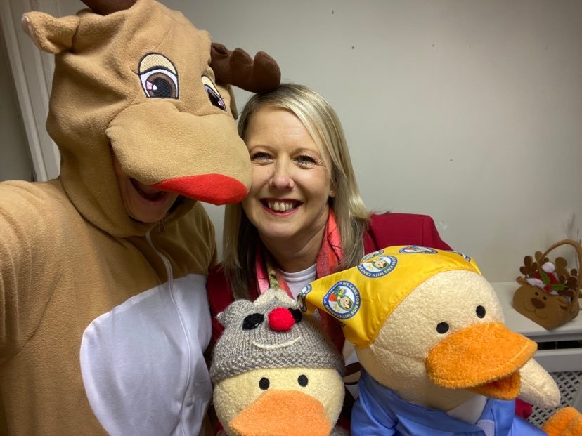 giveaduck_uk's tweet photo. 😍We've kickstarted our week as special guests at a primary school assembly in Leeds!  The Rudolph Run sponsored by @Barrattplc and @CandDLeeds is taking place in primary schools this December.
🎄🦌
🙌Are you looking for your next charity to support?  
👉 https://t.co/WnFnejRbfS https://t.co/lS0WGpBSPp