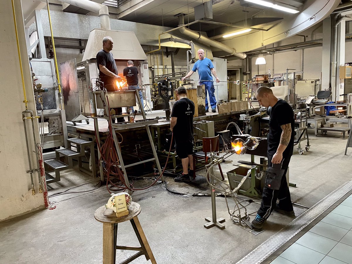 In der kalten Zeit ist der Arbeitsplatz erträglich. 
Glasbläser im Bayerischen Wald in Zwiesel.