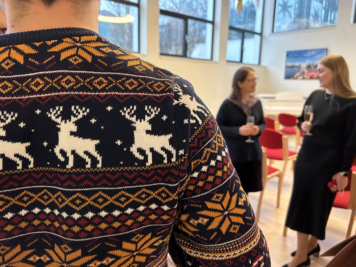 UKinSlovakia's tweet photo. V piatok pán veľvyslanec privítal na svojej rezidencii víťazky súťaže Ženské líderky v digitálnej dobe. 👩

Na odovzdávaní cien sa mladé dámy stretli s ambasádorkami projektu, úspešnými ženskými líderkami, ktoré im zároveň odovzdali zaslúžené ceny. 🏆

Gratulujeme! 🥳 #budliderka https://t.co/gfASsrAPDl