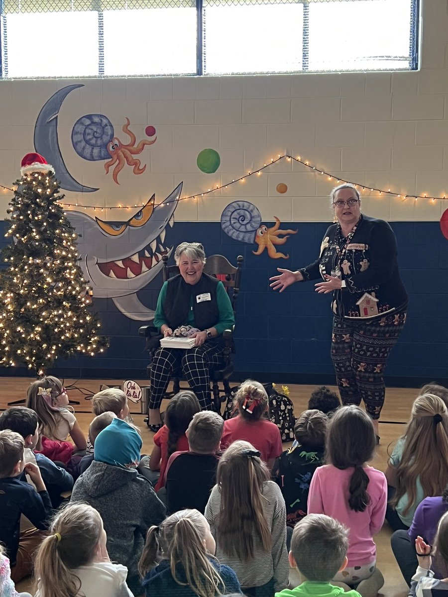 ASESLibrary's tweet image. Traveling around the world during the holidays with Mrs.Dalton 🌎🎄@ASESLibrary @sharkhappenings @DonnaMcDalton