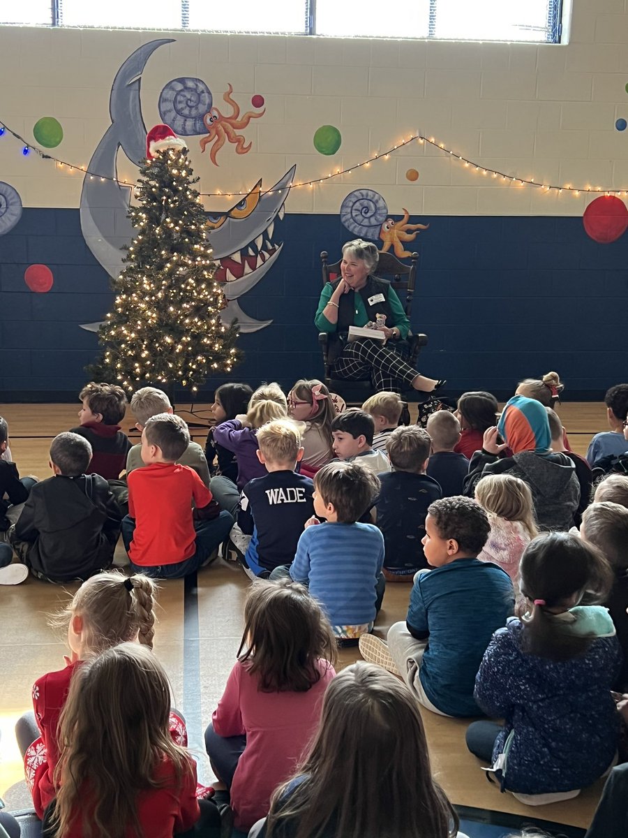 ASESLibrary's tweet image. Traveling around the world during the holidays with Mrs.Dalton 🌎🎄@ASESLibrary @sharkhappenings @DonnaMcDalton