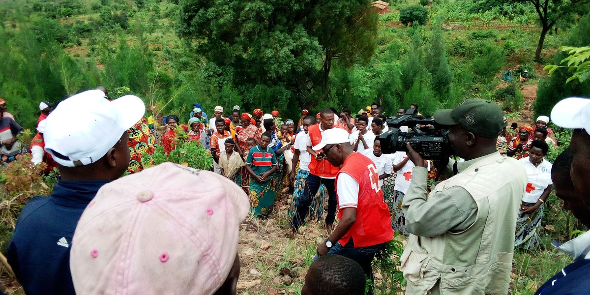CankuzoProvince's tweet photo. 1)#Burundi: A l'occasion de célébration de la journée internationale des volontaires, le secrétaire général de la @croix_rougebdi @katiyunguruza a procédé, ce lundi, en commune #Mishiha de @CankuzoProvince, au lancement officiel de la campagne de plantation de plants d'arbres. https://t.co/ugHa8BNS6s