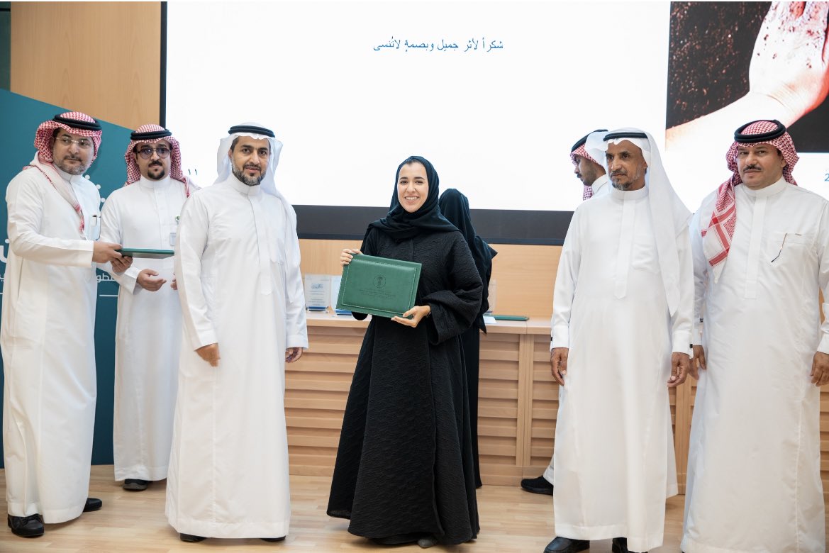 Faseel_SA's tweet photo. نفتخر بتكريم جمعية التنمية البيئية | فسيل من قبل معالي نائب وزير البيئة من ضمن المنظمات المتميزة بالعمل التطوعي البيئي لعام ٢٠٢٢م🌍🌿🍃
#يوم_التطوع 
#البيئة https://t.co/cxWQUGsHR6