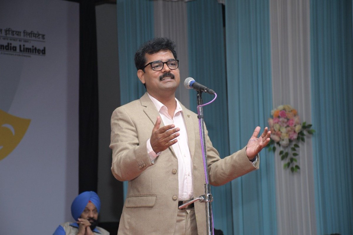 OilIndiaLimited's tweet photo. सम्मेलन में देश-विदेशों में ख्याति अर्जित करने वाले प्रख्यात हास्य कवि पद्मश्री सुरेन्द्र शर्मा के अलावा हास्य कवि श्री प्रताप फ़ौजदार, डॉ दिनेश बावरा, श्री रोहित शर्मा तथा असम के सुप्रसिद्ध कवि श्री नीलिम कुमार और हास्य व्यंग के मशहूर अभिनेता श्री अंशुमान भूयां आमंत्रित थे। https://t.co/ZallGQU7KI