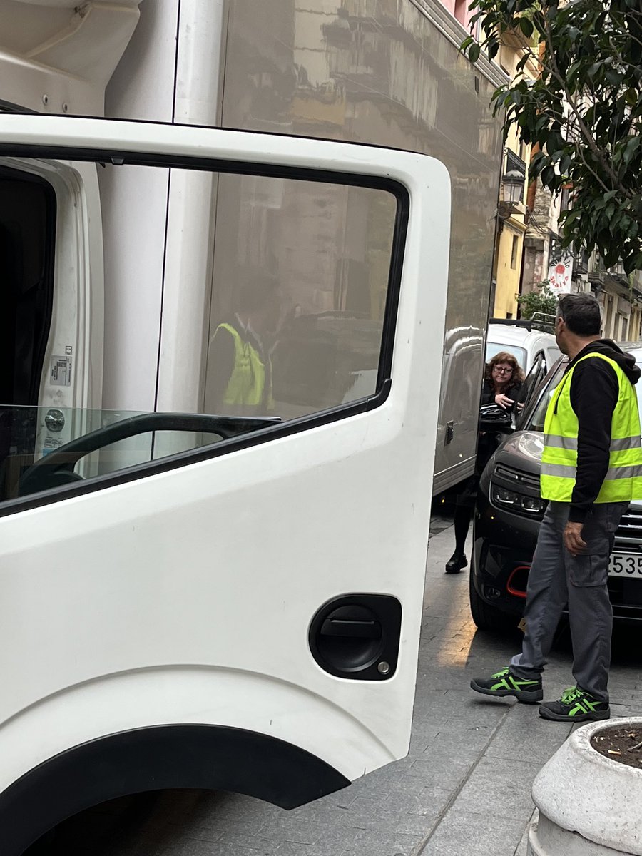 AbusosCiutat's tweet photo. Colisión de 3 coches en la calle Serranos. Luego vendrá #Grezzi (q nos tiene bloqueados), @SanGomezLopez, @BeamudLucia o @aaroncano_ y nos dirán que la calle es peatonal.
No os extrañéis q atropellen un peatón ante la confusión de que la calle es peatonal. https://t.co/ZC58rRenpe