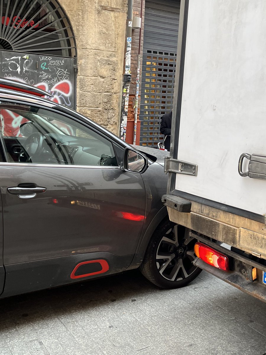 AbusosCiutat's tweet photo. Colisión de 3 coches en la calle Serranos. Luego vendrá #Grezzi (q nos tiene bloqueados), @SanGomezLopez, @BeamudLucia o @aaroncano_ y nos dirán que la calle es peatonal.
No os extrañéis q atropellen un peatón ante la confusión de que la calle es peatonal. https://t.co/ZC58rRenpe