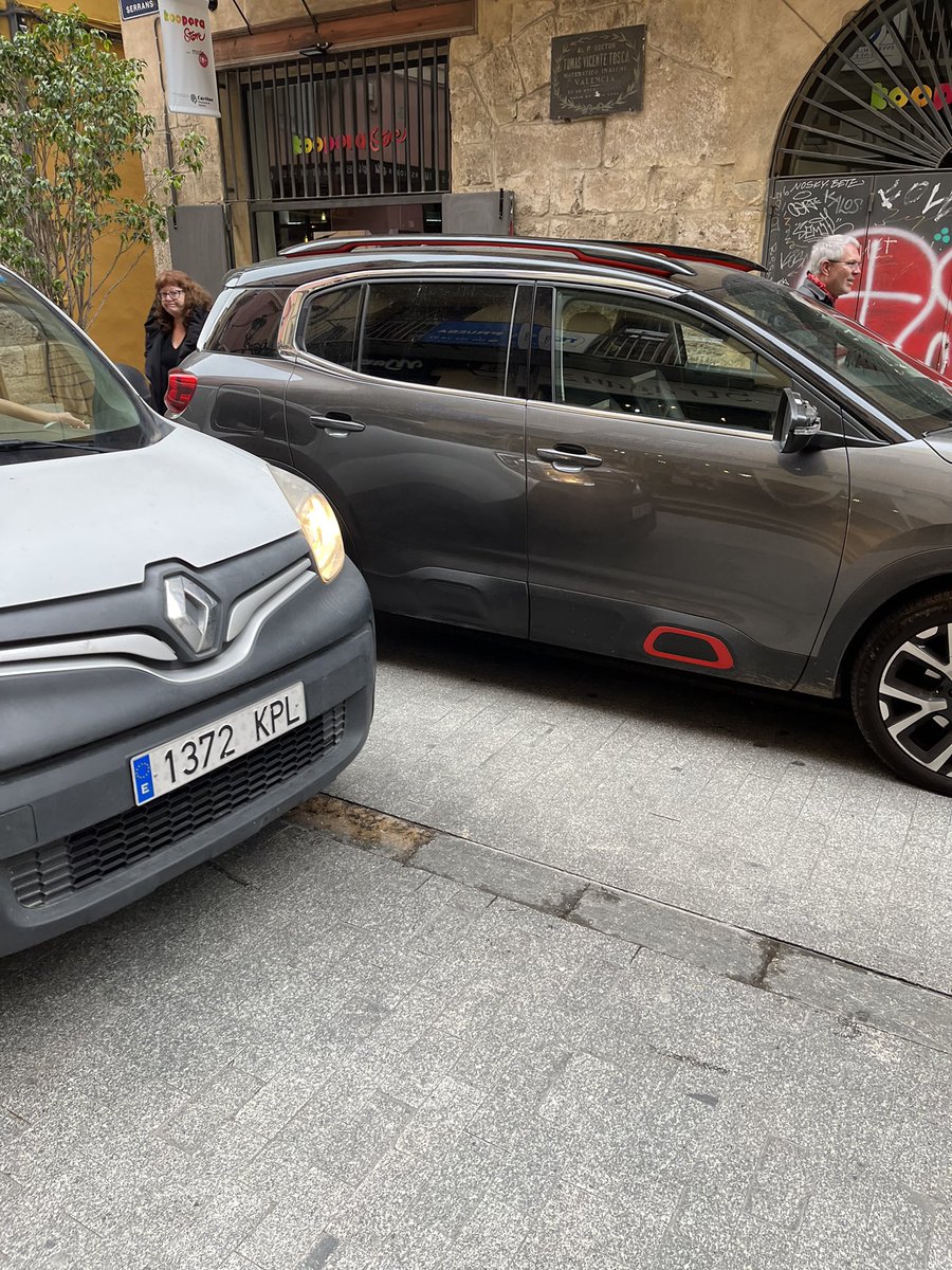 AbusosCiutat's tweet photo. Colisión de 3 coches en la calle Serranos. Luego vendrá #Grezzi (q nos tiene bloqueados), @SanGomezLopez, @BeamudLucia o @aaroncano_ y nos dirán que la calle es peatonal.
No os extrañéis q atropellen un peatón ante la confusión de que la calle es peatonal. https://t.co/ZC58rRenpe