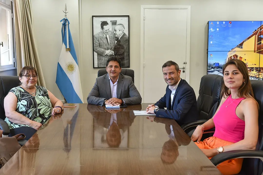 MartinMarinucci's tweet photo. ➡️ Esta mañana mantuve una reunión con los concejales de #LibertadorSanMartin Provincia de #EntreRios, Delia Barrionuevo y @MartinCeraolo.
Hablamos sobre el servicio regional del la provincia, donde ya lo extendimos hasta #Berduc y próximamente llegaremos hasta #LaPicada. https://t.co/jwN10RIzYi