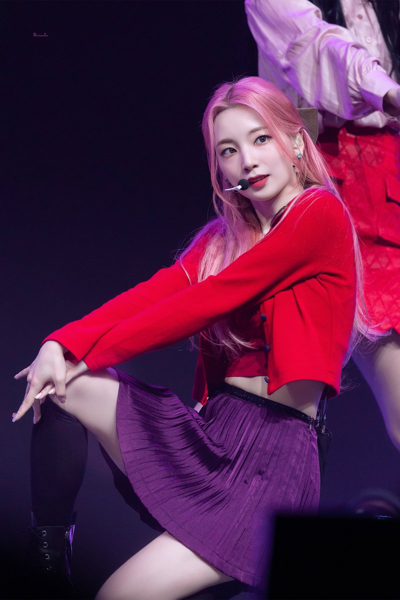 rockpunize's tweet photo. 221206 연희야 생일 축하해💖 

​#첫눈처럼_연희가_왔다
#Merry_and_Happy_YeonheeDay​
#HAPPYYEONHEEDAY #해피연희데이
#올겨울에도_연희와_함께할게
#연희야_하늘에_내리는_눈송이만큼_생일축하해
#로켓펀치 #연희
#RocketPunch #YEONHEE
#ロケットパンチ #ヨンヒ https://t.co/XyE4cgaE8j