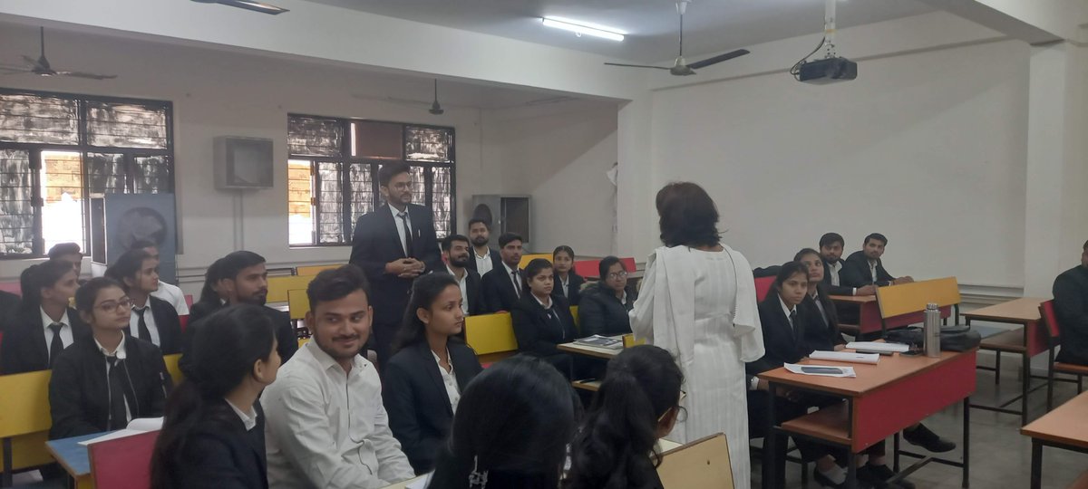 JijiwishaS's tweet photo. Students are the best people to work with, especially when they are MBA from Babu Banarsi Das University, Lucknow.
For a #campustocorporate program, @ManjaryUpadhyay getting an opportunity through #Learnovate to talk about #softskills #nonverbalcommunication
#jijiwishasociety https://t.co/cSqklihgYj