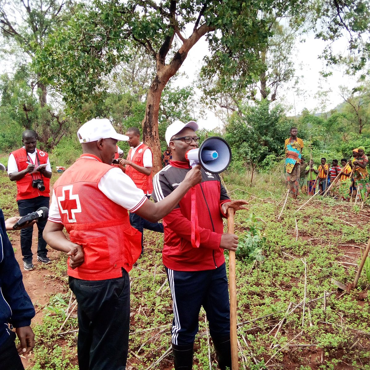 CankuzoProvince's tweet photo. 2) @Katiyunguruza a remercié les volontaires pour leur solidarité &amp; participation aux activités de sauvegarde de l'environnement. Il les a appelés  à la lutte contre les feux de brousse pour faire face au changement climatique. https://t.co/DxFkRRhUKH