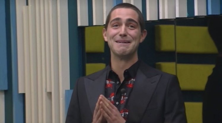 cuoruis's tweet image. ✨amicizia speciale✨ tra Maddalena e Mattia, ma che si fumano in redazione #amici22