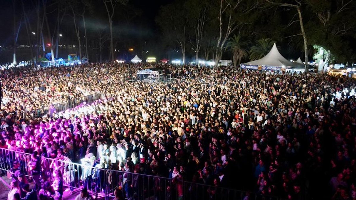 MaldonadoUY's tweet photo. #MaldonadoTierraDeEventos Más de 25 mil personas vibraron al ritmo del #PuntaFest https://t.co/nRDbZ0Vli6 https://t.co/LmOI1B4Py6