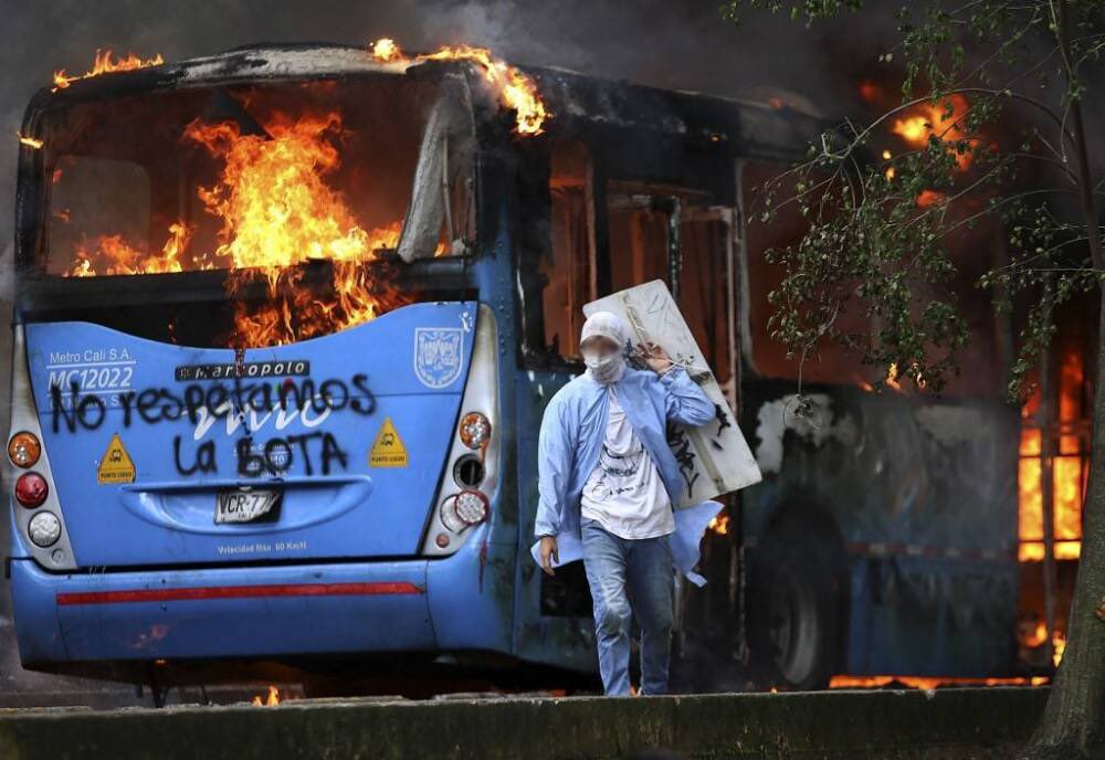 juanmartinbc's tweet photo. Les presento a los nuevos gestores de paz. La glorificación obscena del vandalismo y la destrucción de los bienes públicos y privados. https://t.co/8WPc0BT3OI