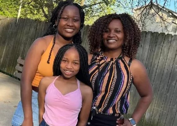 Heartbreaking. 💔 Here's a photo of the mother and 2 girls killed in an apparent murder-suicide over the weekend in Louisville.

Police said the father killed them before turning the gun on himself. bit.ly/3UsEfrL