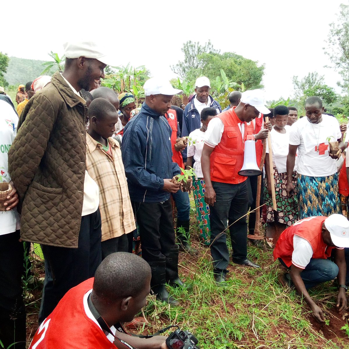 CankuzoProvince's tweet photo. 2) @Katiyunguruza a remercié les volontaires pour leur solidarité &amp; participation aux activités de sauvegarde de l'environnement. Il les a appelés  à la lutte contre les feux de brousse pour faire face au changement climatique. https://t.co/DxFkRRhUKH