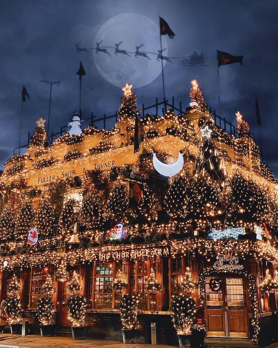 📍The Churchill Arms In de winter is de gevel van deze pub in Notting Hill (een gevestigde naam sinds 1750) versierd met verlichte kerstbomen. De grootouders van Winston Churchill waren hier vroeger kind aan huis. Vandaar dus de naam. 📸@beckyderby #eurostar
