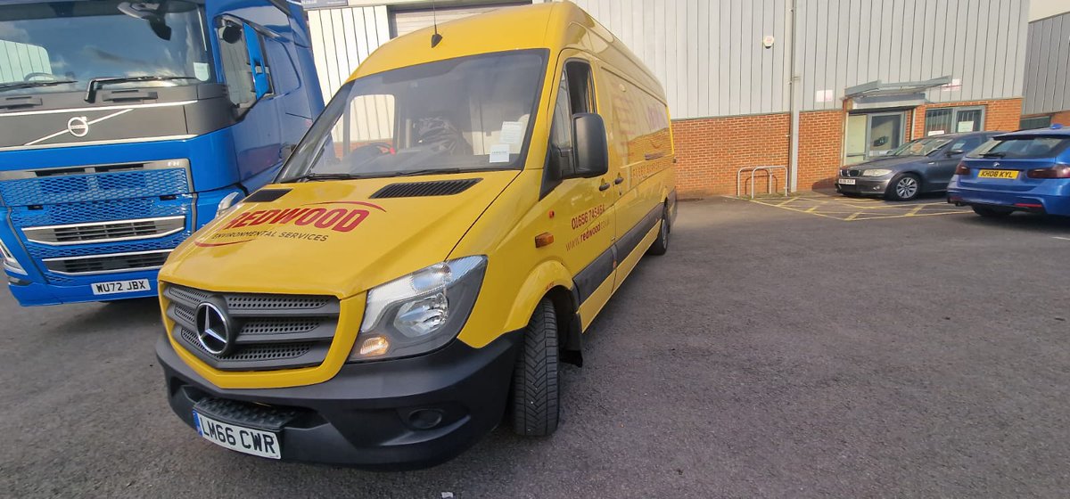 The latest van for #RedwoodEnvironmental is now wearing the #fleet colours, along with #highintensity #chapter8chevrons to be safe on the highways when it's supporting the rest of the team. 

@BSGAUK 
@Metamarkuk 
#vehiclebranding