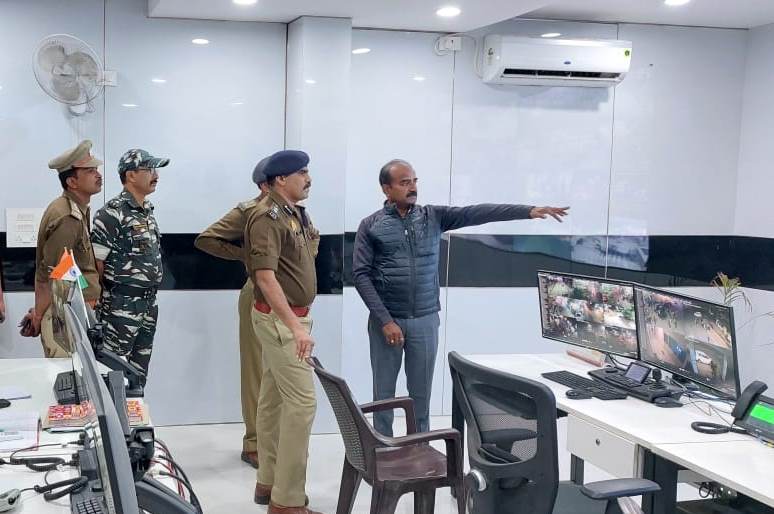 ayodhya_police's tweet photo. #SSPayodhya @IPSMUNIRAJ  द्वारा पुलिस बल के साथ अयोध्या क्षेत्र मे सभी संवेदनशील स्थलों पर सुरक्षा व शान्ति व्यवस्था के मद्देनजर सतर्क दृष्टि रखने के उद्देश्य से यलो जोन सीसीटीवी कार्यालय का निरीक्षण कर सम्बन्धित अधिकारी/कर्मचारीगण को आवश्यक दिशा निर्देश दिया गया। https://t.co/3A6fEoUelo