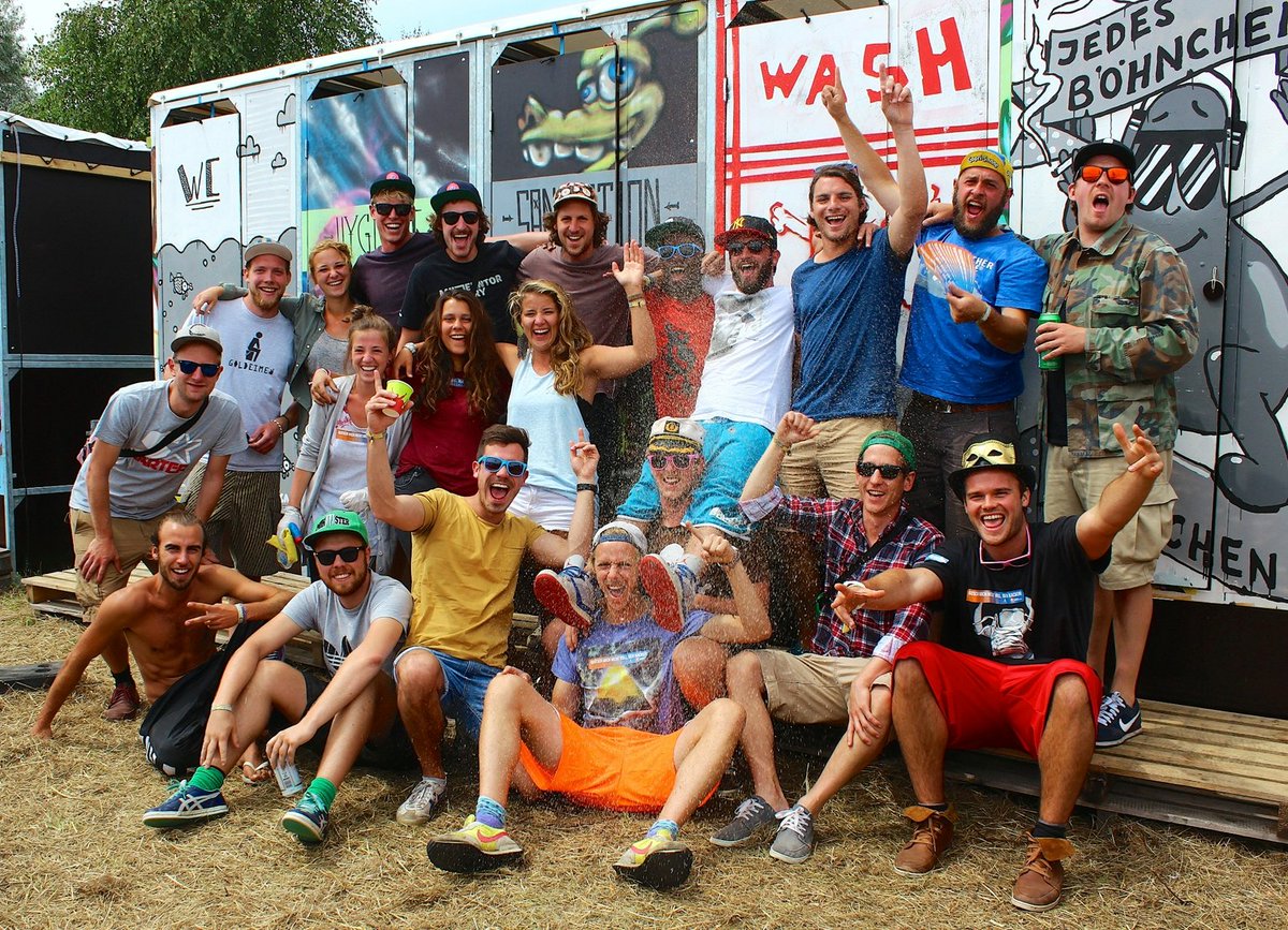 goldeimer's tweet photo. Flippers-Melodie: Wir sagen Dankeschön! Neun Jahre die zornigste Festival-Crew der Welt 💛 #TagDesEhrenamts #Goldeimer #Festivals https://t.co/m3qESM4c1J