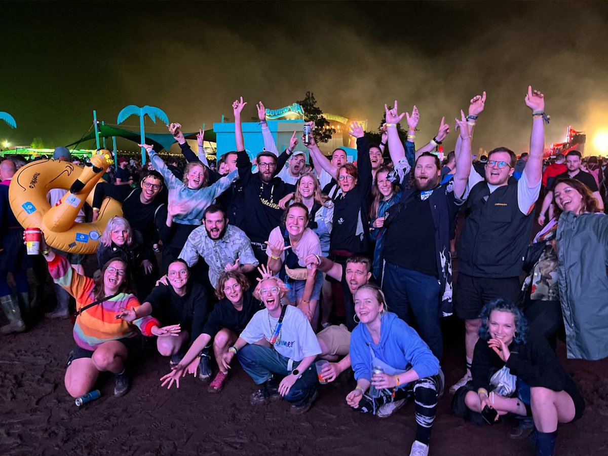 goldeimer's tweet photo. Flippers-Melodie: Wir sagen Dankeschön! Neun Jahre die zornigste Festival-Crew der Welt 💛 #TagDesEhrenamts #Goldeimer #Festivals https://t.co/m3qESM4c1J