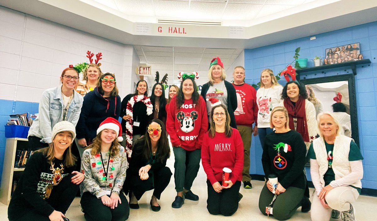 MrsStaub307's tweet photo. Day 3 of the #districtholidaychallenge Intermediate showing up! @MrsPhillips0722 @MrsGolderer @KrDucker @INT_PRINCIPAL @teachandbeach2 @tgallacher7 @modonnell5i our fav Happy Days 3yr old with @MrsBamEducator from Waretown! @_Teach_ the kids are loving our challenge. https://t.co/BRcXg3jIcN