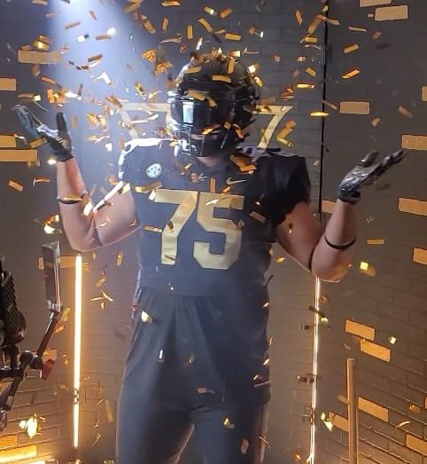 xMisa_75's tweet photo. After having a great OV at Vanderbilt University last weekend. I want to say that I’m extremely blessed and thankful to have received my first SEC offer from Vanderbilt University!!! @Coach_Lea @CoachBlaz 
@VandyFootball
#AnchorDown
#GreaseGang https://t.co/FyBAXKjMjh