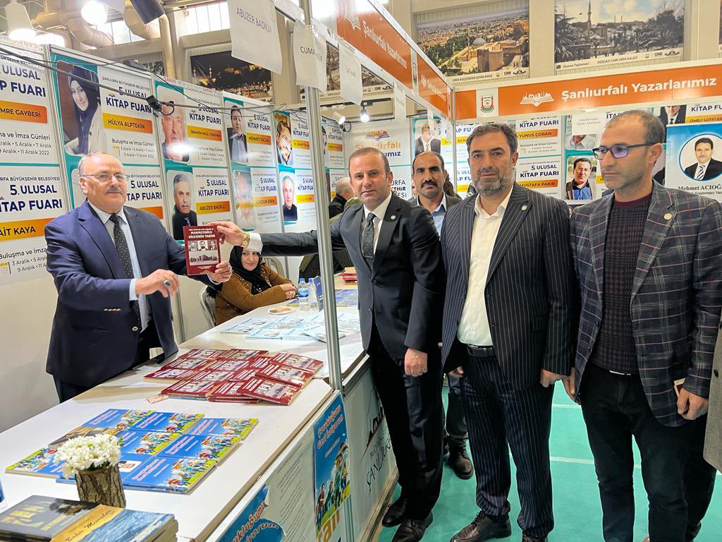 sadikturan63's tweet photo. İl Başkanımız @FedaiCakmakl ilçe Başkanımız @EnverKb_  Kadın politikaları Başkanımız @esra_koreli gençlik kolları başkanımız @VSeyhanlioglu ve çok kıymetli parti yöneticilerimiz ile şanliurfa kitap fuarindayiz https://t.co/GQmSfFo9PZ