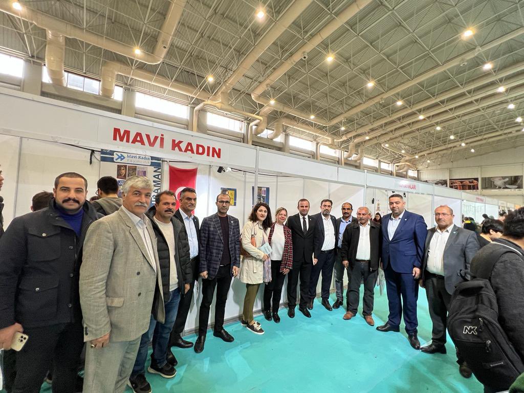 sadikturan63's tweet photo. İl Başkanımız @FedaiCakmakl ilçe Başkanımız @EnverKb_  Kadın politikaları Başkanımız @esra_koreli gençlik kolları başkanımız @VSeyhanlioglu ve çok kıymetli parti yöneticilerimiz ile şanliurfa kitap fuarindayiz https://t.co/GQmSfFo9PZ