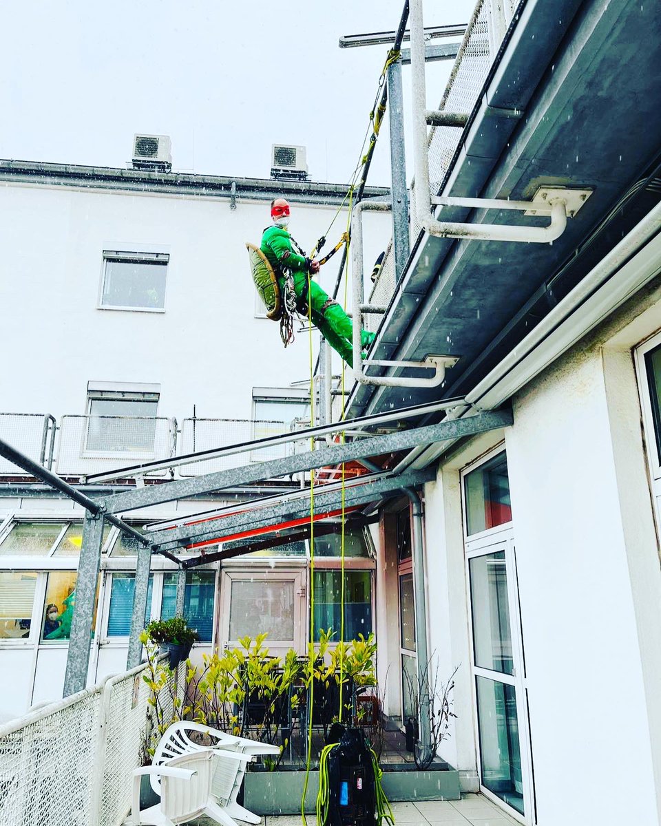UniklinikEssen's tweet photo. So eine tolle Aktion ❤️🤩. Danke @feuerwehressen! Die Höhenretter der Feuerwehr 🚒 waren heute in - oder besser gesagt an 😁 - der Kinderklinik bei uns und haben als Weihnachtsmann🎅, Superman 🦸‍♂️und Ninja-Turtle 🐢 den Kindern und Jugendlichen kleine Geschenke 🎁 überreicht. https://t.co/LDRLELWquT