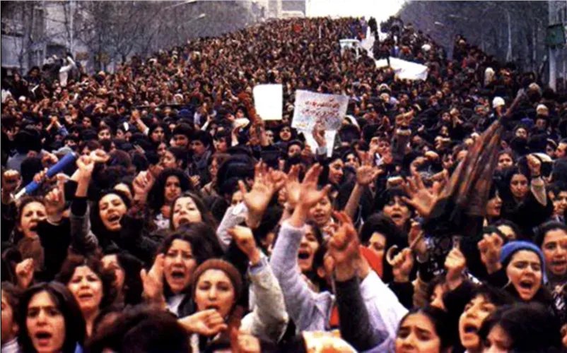 jadaliyya's tweet photo. In this episode of “1979 Generation,” Jadaliyya’s Iran Page co-editor Manijeh Moradian interviews Haideh Moghissi on women’s historical resistance to compulsory hijab &amp; how the grandchildren of the 1979 generation are rectifying the mistakes of the past.

https://t.co/PBLznmEiXq https://t.co/5QEUiXUcPC
