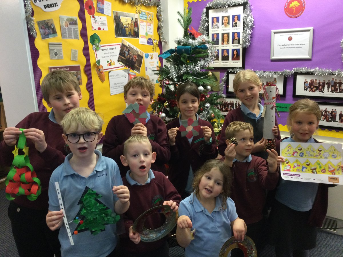 AlburghCE's tweet photo. 🎄Christmas Decoration making afternoon 2022🎄#christmas #decorations #getcreative #happychristmas #acornsclass #seedlingsclass #saplingsclass #oaksclass https://t.co/JQ6Rslnokk