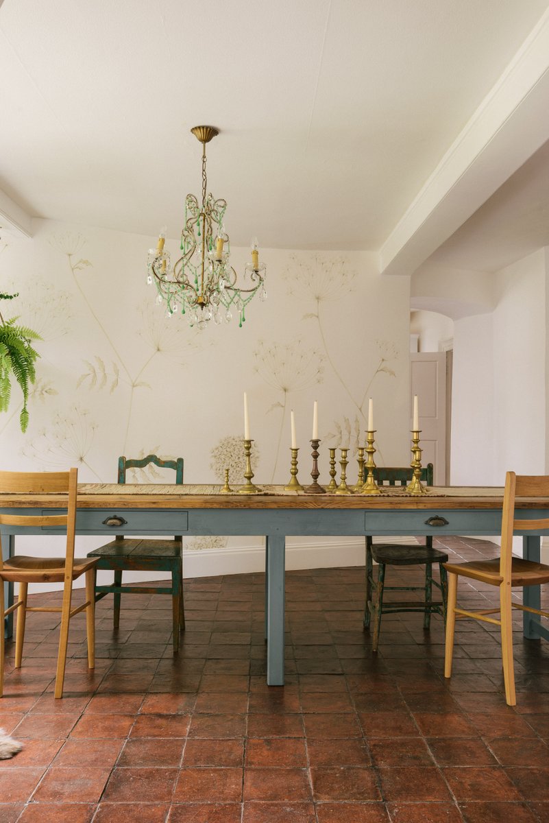 deVOLKitchens's tweet image. Inspired by an instantly appealing vintage table we found at an antiques fair, this long and skinny table is the perfect place to while away a long lunch... devol.ltd/MillhouseRefec… #EnglishDesign