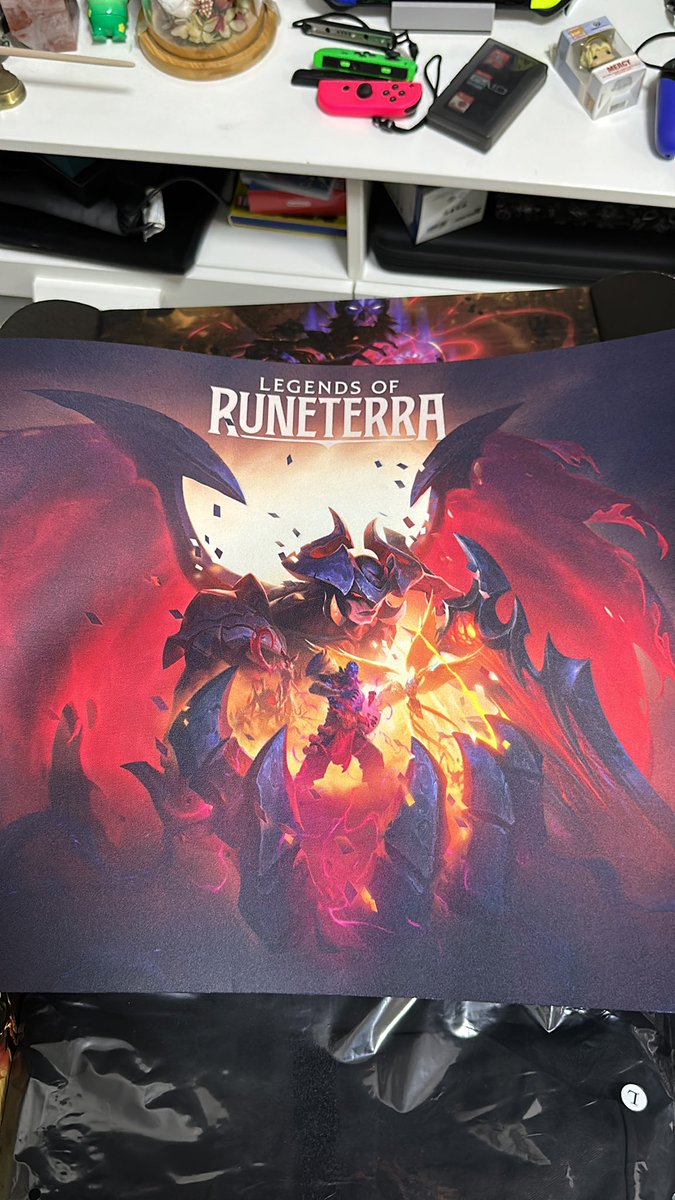 Moonboy_gaming's tweet photo. Guess who got a package from @PlayRuneterra!!! Thank you LoR for sending this love package! 🙆🏻♀️🙆🏻♀️🙆🏻♀️ #playruneterra https://t.co/G2NQDTFNPP