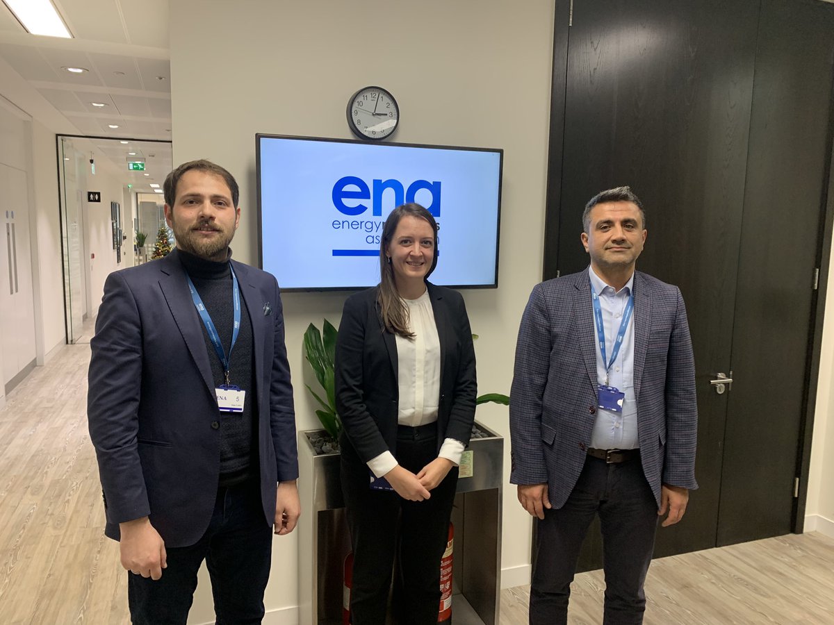GazbirGazmer's tweet photo. Londra’ da Cadent Gas Enerji Dönüşüm Grup Başkanı David Watson ve Energy Networks Association(ENA) Hidrojen Programı Koordinatörü Silvia Simon ile bir araya gelerek, doğal gaz dağıtım ve iletim hatlarında hidrojen kullanımını teknik ve mevzuat açıdan ele aldık. https://t.co/Trf3AGOSXQ