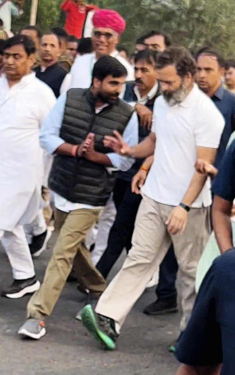 AbhimanyuP00NIA's tweet photo. #राजस्थान_झालावाड #bharatjodoyatra के समय देश के नौजवानो की आवाज़ आदरणीय श्री @RahulGandhi जी से युवाओं के बेरोज़गार मुद्दों पर विस्तृत बातचीत की !
#बेकारी से रोज़गार तक
आओ राहुल जी के साथ चलें
@SachinPilot @Allavaru @srinivasiyc https://t.co/Vmnu4rT0iD