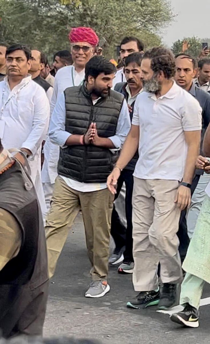 AbhimanyuP00NIA's tweet photo. #राजस्थान_झालावाड #bharatjodoyatra के समय देश के नौजवानो की आवाज़ आदरणीय श्री @RahulGandhi जी से युवाओं के बेरोज़गार मुद्दों पर विस्तृत बातचीत की !
#बेकारी से रोज़गार तक
आओ राहुल जी के साथ चलें
@SachinPilot @Allavaru @srinivasiyc https://t.co/Vmnu4rT0iD