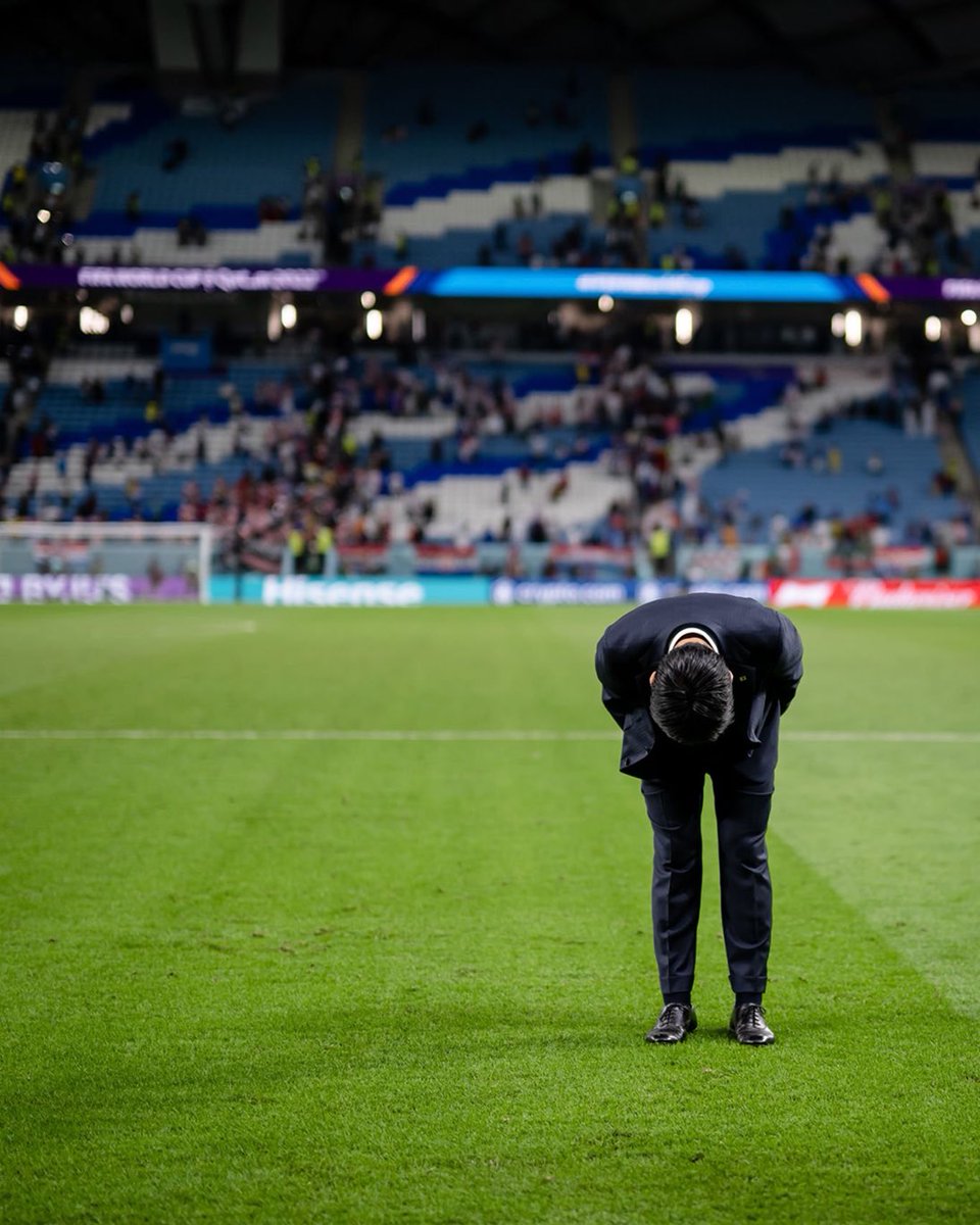 FaktaSepakbola's tweet photo. Pelatih Jepang, Hajime Moriyasu membungkuk kepada para Supporter Jepang. Berterima kasih kepada mereka atas dukungan fantastis mereka dalam perjalanan #FIFAWorldCup  yang cukup baik!

Comeback Stronger, Japan!🇯🇵🫡🥹 https://t.co/cW2YCBa8yQ