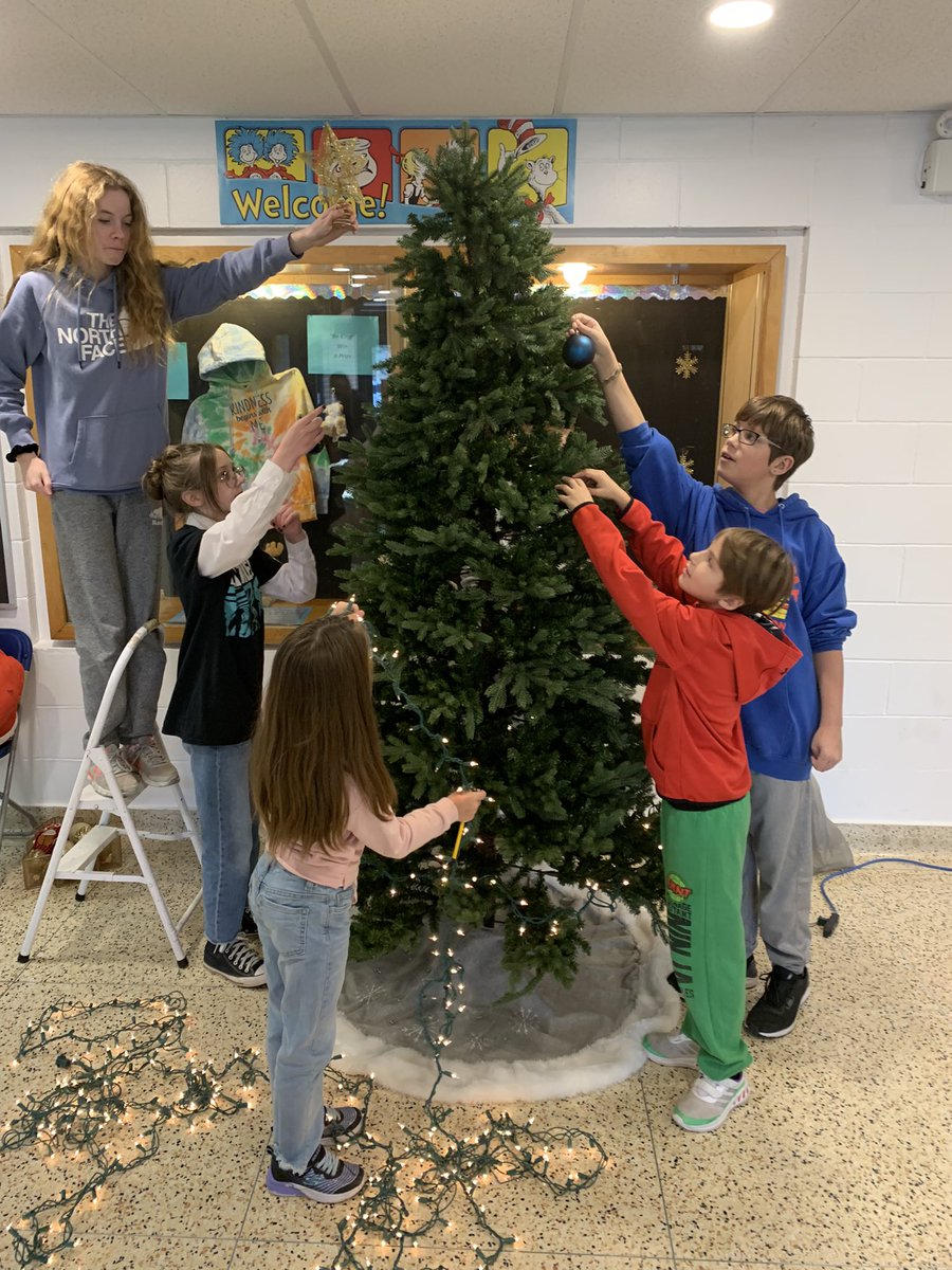 Hey Timberwolves, it’s beginning to look a lot like Christmas at <a href="/LOLPS_LDSB/">Land O' Lakes P.S.</a> #TeamworkMakesTheDreamWork