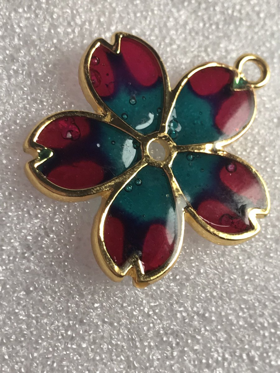 Lots colours available as well as different chains in various styles. Please ask for more info.