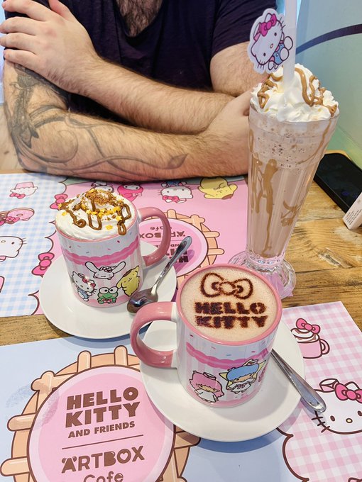 went to a hello kitty cafe today! 😍 https://t.co/q1ERXOehO4