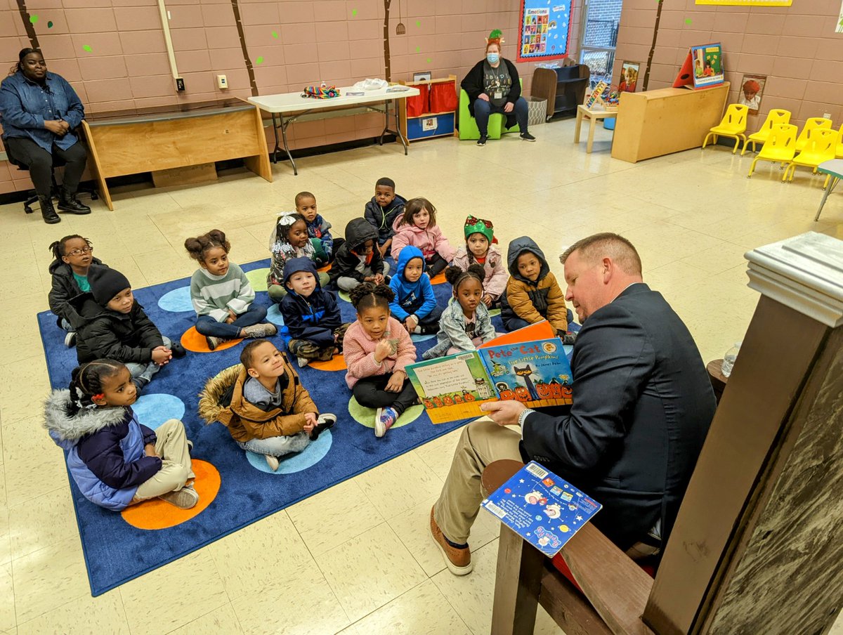 JNPSD1's tweet photo. A special THANK YOU to school board president Daniel Gray for reading to scholars this morning at Adkins Pre-K Center. Our TINY TITANS loved every minute of it. ⚡️ #JNPTitans #BuildingFutures #TitansRead https://t.co/PsBqcRK46T