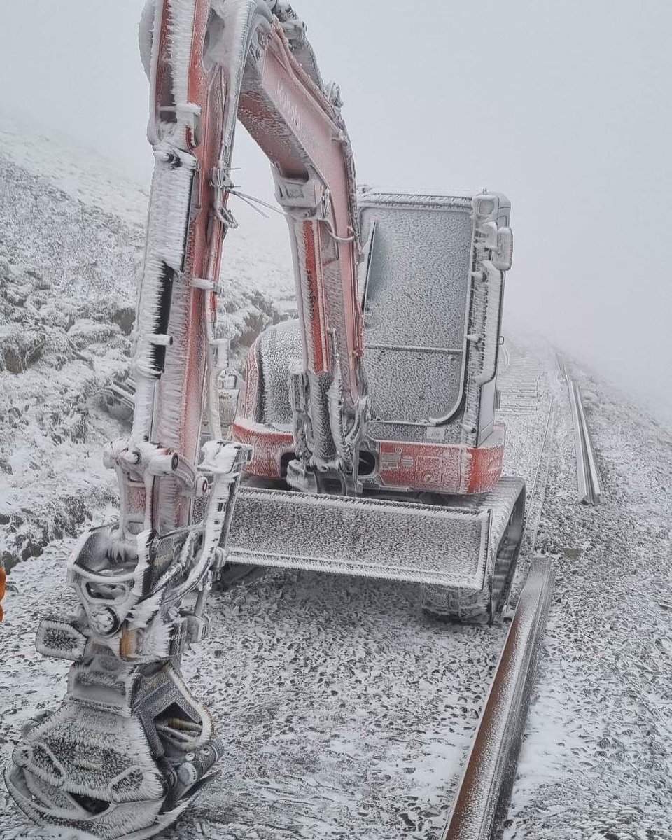 Cold conditions on the mountain today 🥶

#Snowdon #Snowdonia #YrWyddfa #snow  #WinterIsComing
