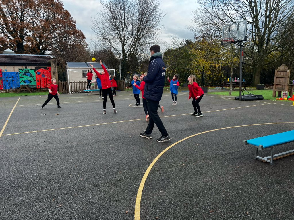 CrowtonPrimary's tweet photo. KS2 enjoyed a joint PE lesson today. ⚽️ https://t.co/11gps3Zi60