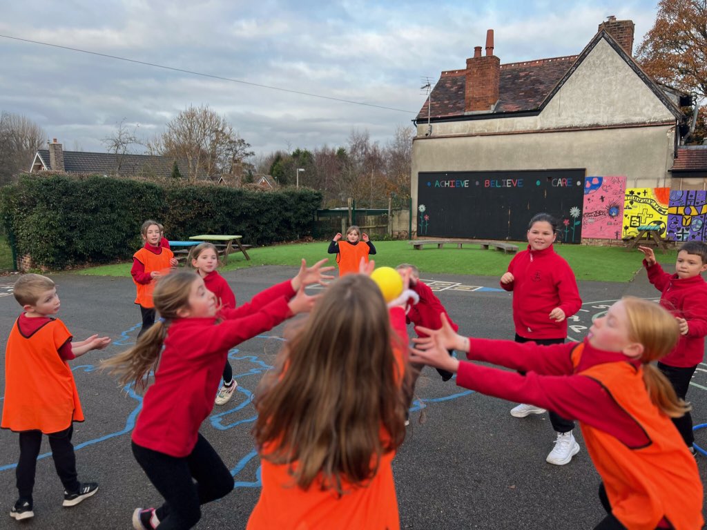 CrowtonPrimary's tweet photo. KS2 enjoyed a joint PE lesson today. ⚽️ https://t.co/11gps3Zi60