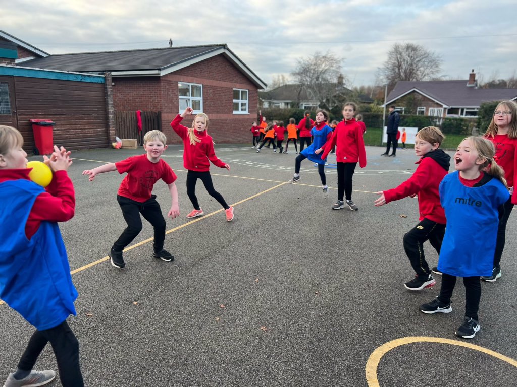 CrowtonPrimary's tweet photo. KS2 enjoyed a joint PE lesson today. ⚽️ https://t.co/11gps3Zi60