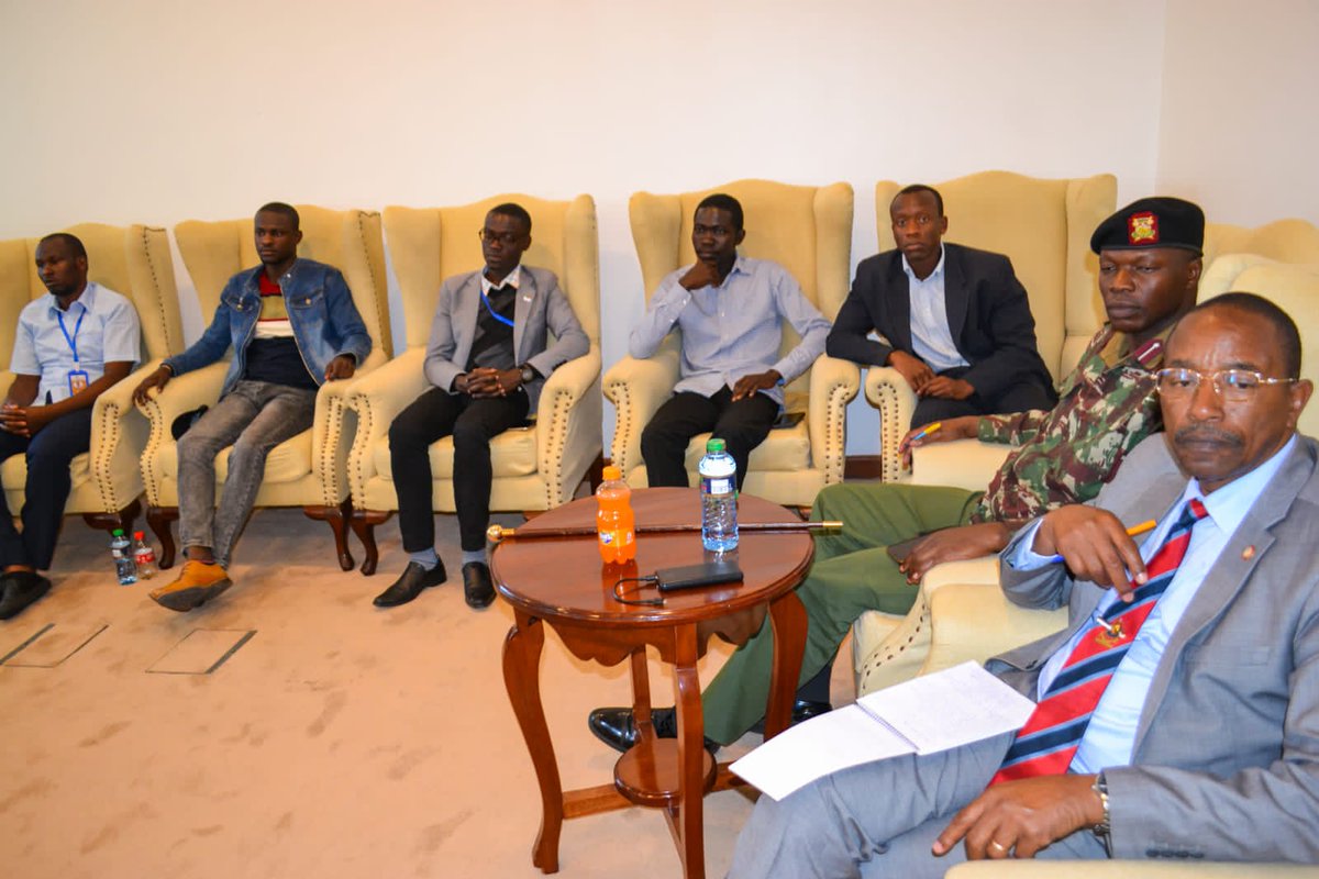 Wavinya_Ndeti's tweet photo. Following public outcry concerning the deteriorating security situation that has resulted in the loss of life, I have had a consultative meeting this evening with representatives of Machakos University administration, the students leadership and our security agencies. https://t.co/hjlrcMggM9