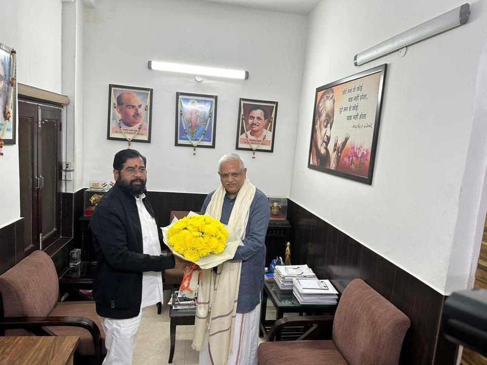 blsanthosh's tweet image. Had a productive interaction with Maharashtra CM Sri Eknath Shinde , a man of masses &amp;amp; a person who has fingers on the political pulse of Maharashtra . Maharashtra will gain huge due to his alliance with @BJP4Maharashtra .